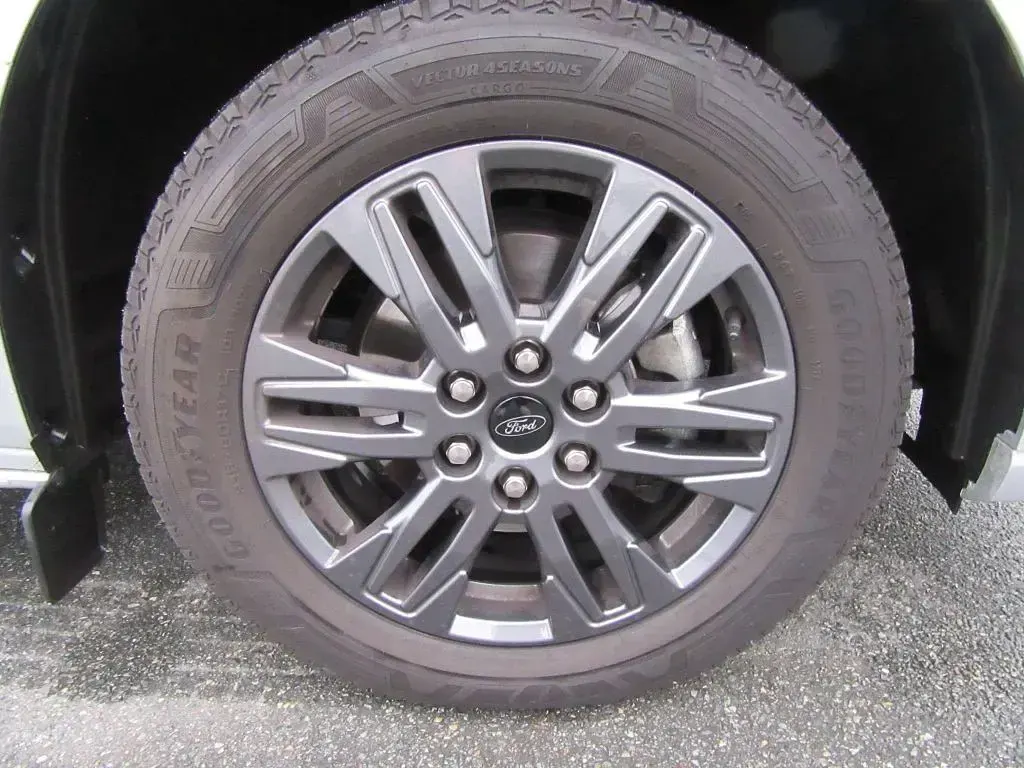 Gebraucht Ford Tourneo Titanium 136 PS (100 kW) 2025 Silber Van / Kleinbus