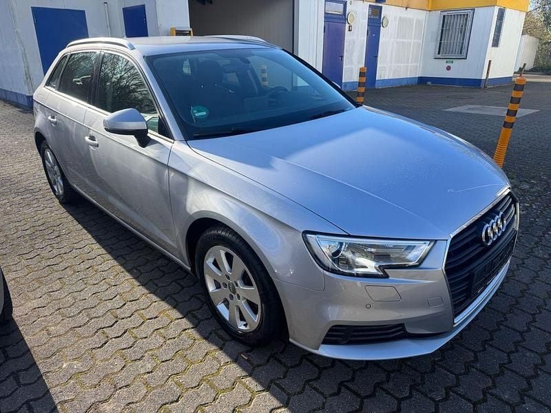 Gebraucht Audi A3 Comfort 116 PS (85 kW) 2018 Florettsilber Limousine