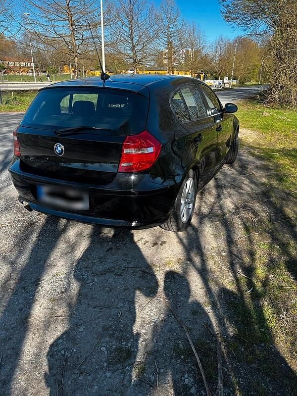 Gebraucht BMW 116 122 PS (89 kW) 2010 Schwarz Kleinwagen