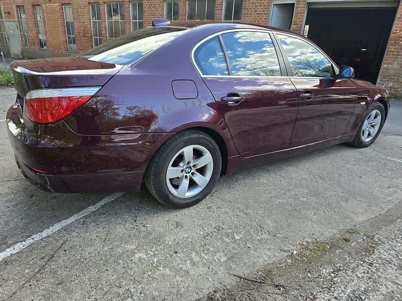 Gebraucht BMW 523 190 PS (139 kW) 2009 Rot Limousine