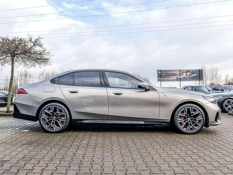 Gebraucht BMW 550 M Sport 489 PS (359 kW) 2024 Oxidgrau ii Limousine