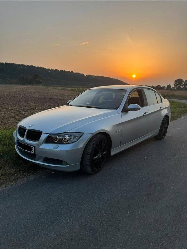 Andere farben Gebraucht 2005 BMW 320 Limousine | 2.900 € (Superpreis) - Bild 1/4