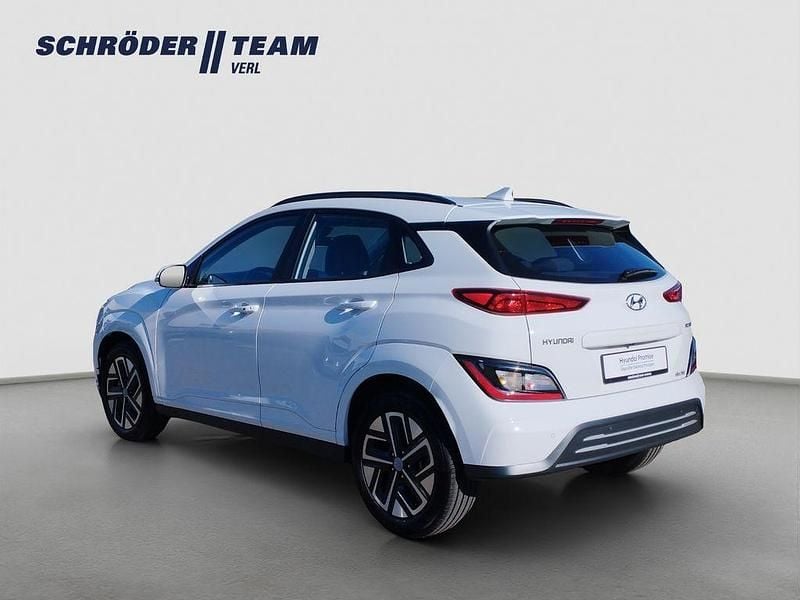 Gebraucht Hyundai Kona Select 100 kW (136 PS) 2023 Weiß SUV