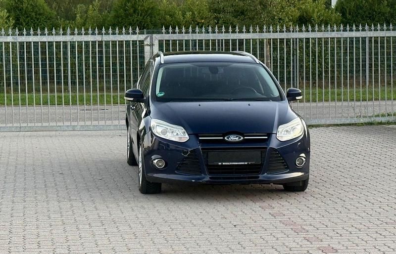 Blau Gebraucht 2011 Ford Focus Titanium Kombi | 2.999 € (Guter Preis) - Bild 1/4