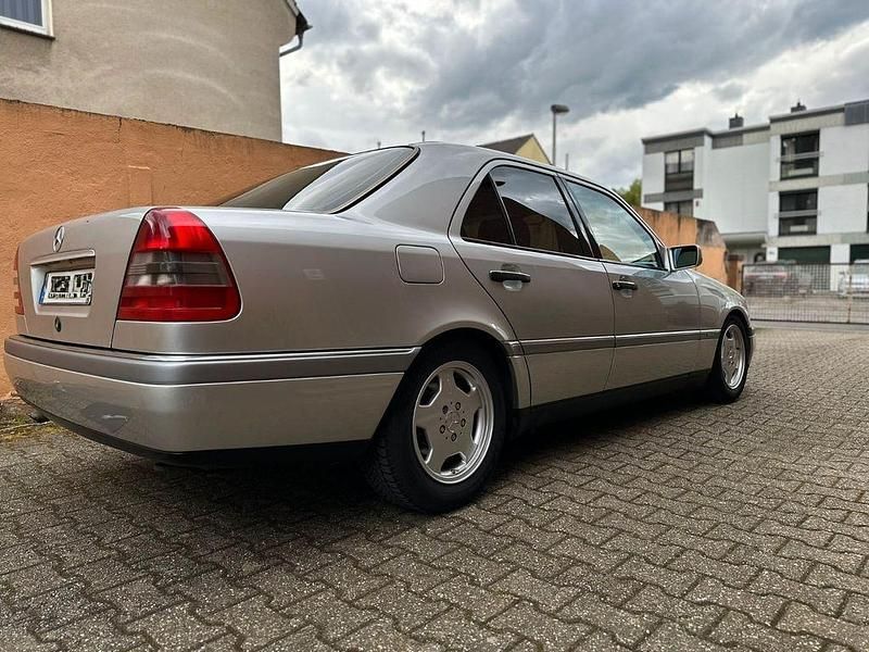 Silber Gebraucht 1994 Mercedes C180 Elegance Limousine | 5.750 € - Bild 1/4