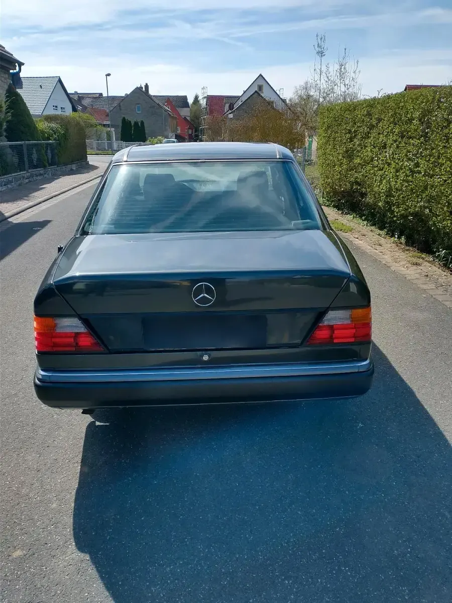 Gebraucht Mercedes E230 132 PS (97 kW) 1991 Schwarz Limousine