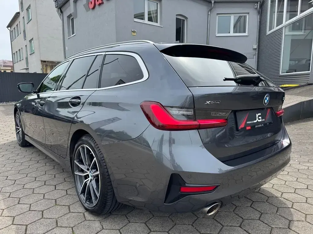 Gebraucht BMW 330e Sport Line 292 PS (214 kW) 2022 Mineralgrau metallic Kombi