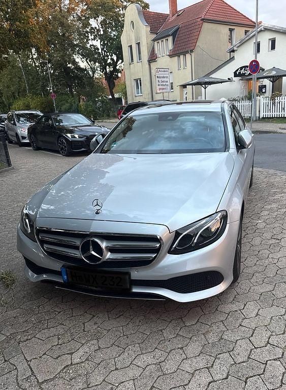Silber Gebraucht 2018 Mercedes E220 Limousine | 24.500 € (Guter Preis) - Bild 1/4