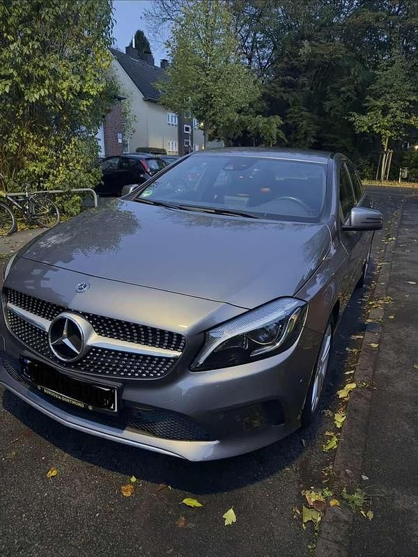 Grau Gebraucht 2017 Mercedes A180 Style Limousine | 13.000 € (Fairer Preis) - Bild 1/4