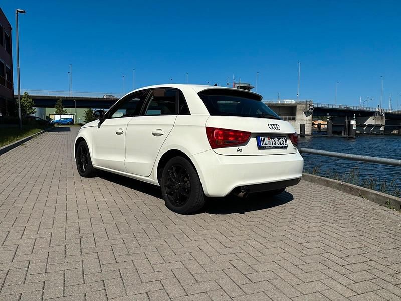 Gebraucht Audi A1 Sportback Attraction 86 PS (63 kW) 2014 Weiß Kleinwagen