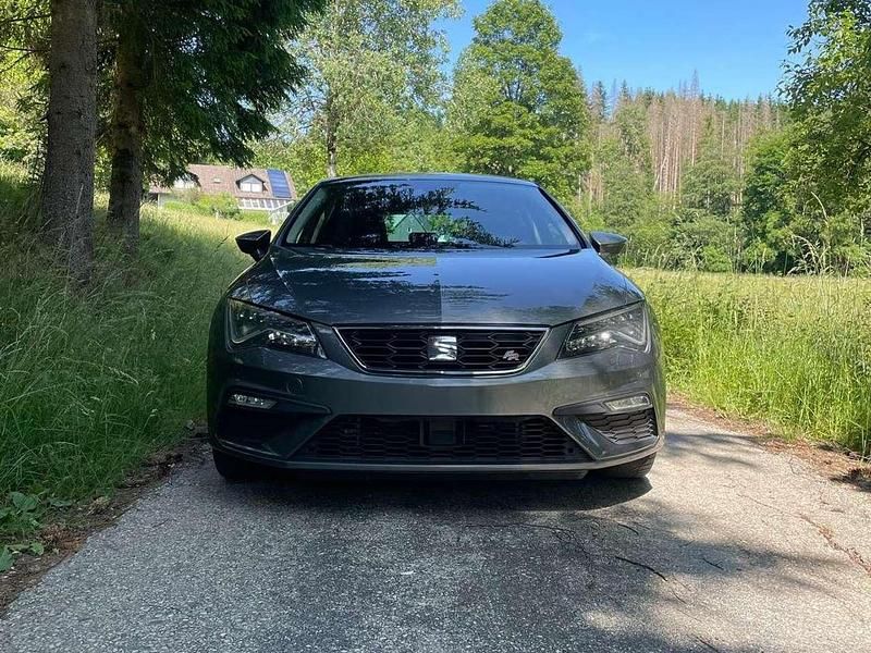 Grau Gebraucht 2017 Seat Leon Limousine | 15.199 € (Fairer Preis) - Bild 1/4
