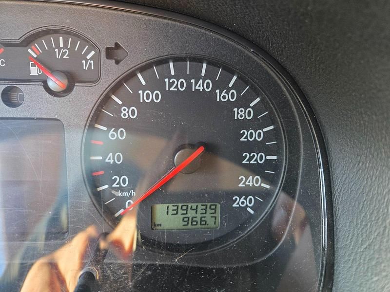Second-hand VW Golf IV 110 CP (80 kW) 2002 Argintiu Hatchback
