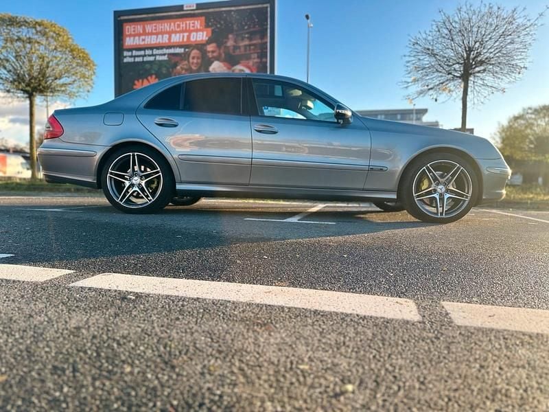 Grau Gebraucht 2009 Mercedes E200 Avantgarde Limousine | 7.499 € (Guter Preis) - Bild 1/4