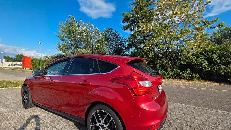 Gebraucht Ford Focus Titanium 150 PS (110 kW) 2013 Rot Limousine