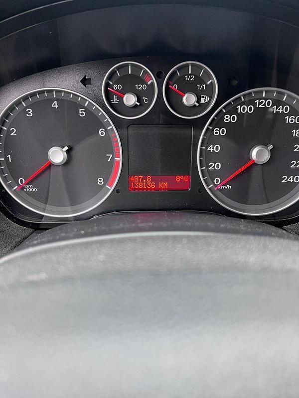 Używany Ford Focus Ambiente 101 KM (74 kW) 2007 Czerwony Sedan/Limuzyna