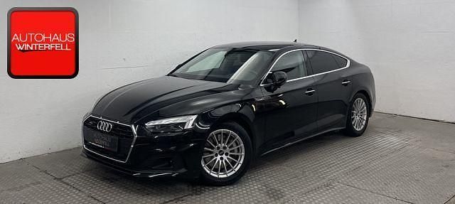 Mythosschwarz (metallic) Gebraucht 2022 Audi A5 Sportback Exclusive Kleinwagen | 31.400 € (Fairer Preis) - Bild 1/4