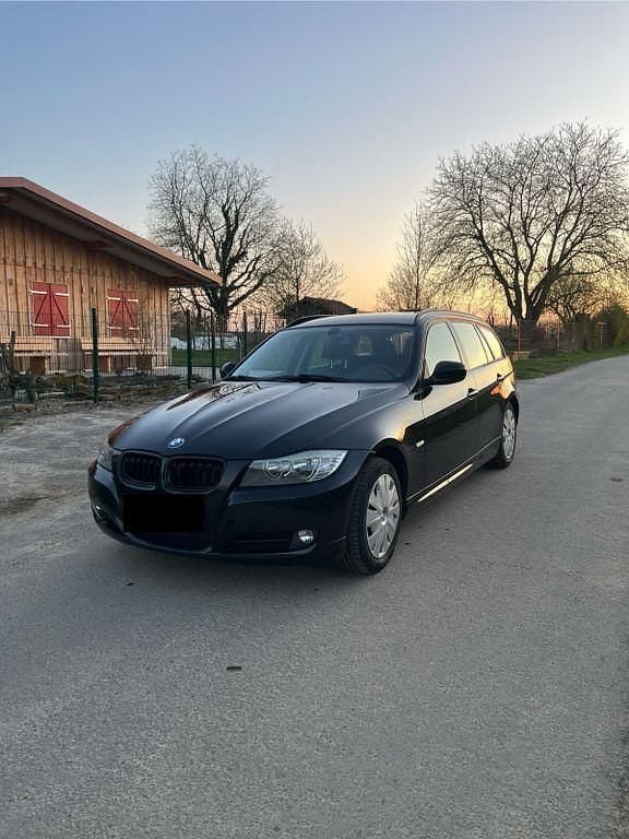 Gebraucht BMW 318 143 PS (105 kW) 2010 Schwarz Kombi