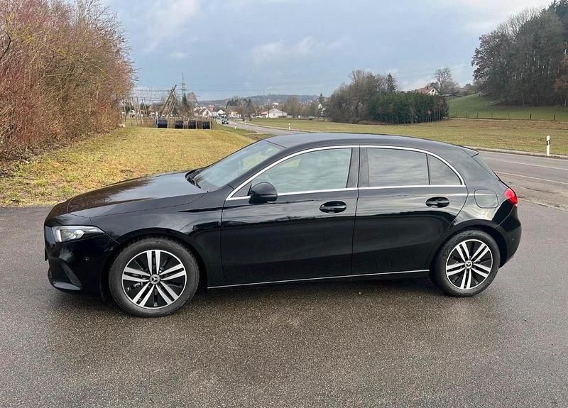 Schwarz Gebraucht 2020 Mercedes A200 Kleinwagen | 21.300 € (Fairer Preis) - Bild 1/4
