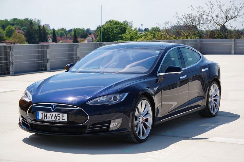 Blau Gebraucht 2015 Tesla Model S Limousine | 34.499 € (Fairer Preis) - Bild 1/4