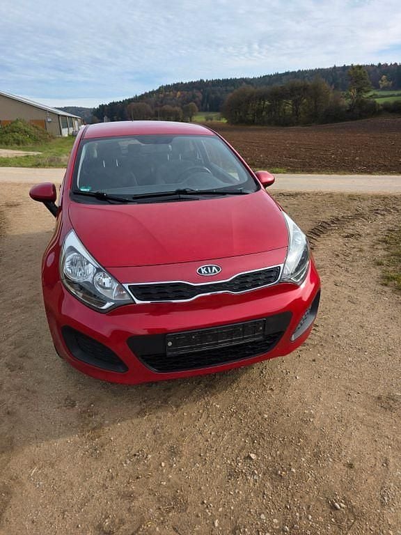 Rot Gebraucht 2013 Kia Rio Spirit Limousine | 4.000 € (Fairer Preis) - Bild 1/4
