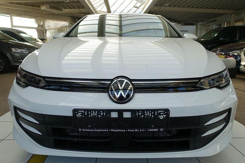Weiß Gebraucht 2025 VW Golf Life Limousine | 25.990 € (Guter Preis) - Bild 1/4