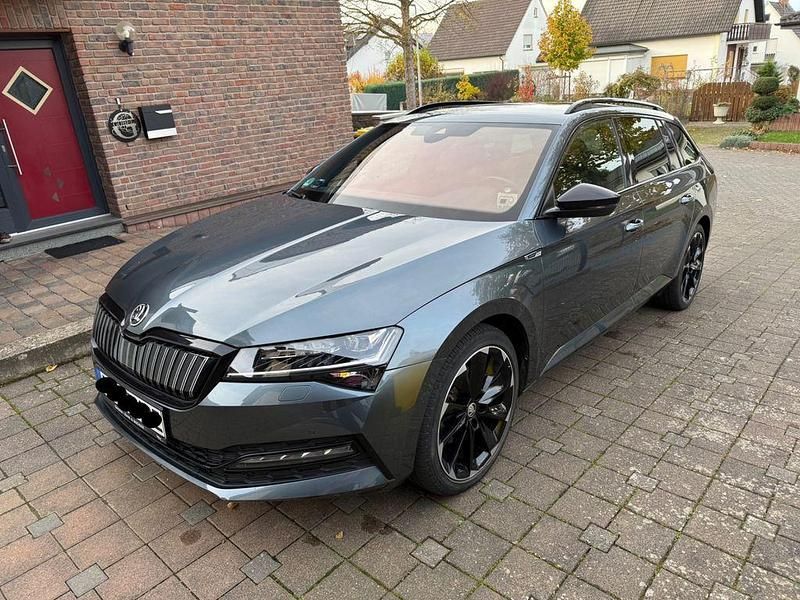 Grau Gebraucht 2020 Skoda Superb SportLine Kombi | 22.500 € (Superpreis) - Bild 1/4