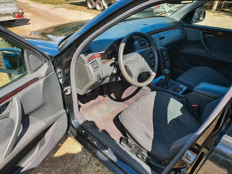 Gebraucht Mercedes E220 143 PS (105 kW) 2001 Limousine