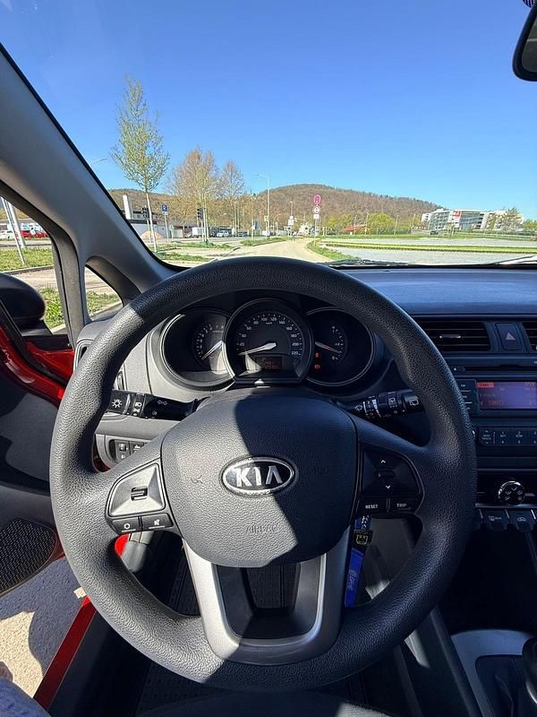 Second-hand Kia Rio 86 CP (63 kW) 2012 Roșu Hatchback