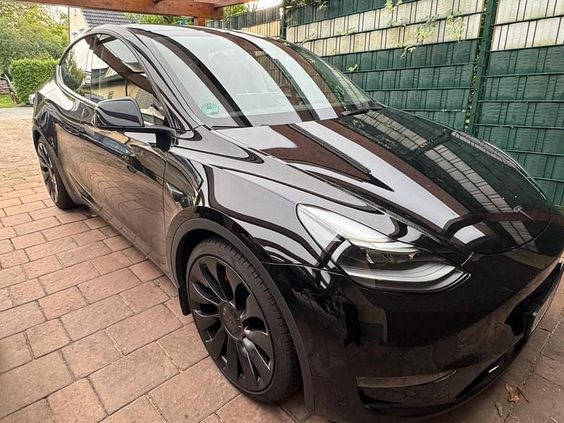 Schwarz Gebraucht 2022 Tesla Model Y Performance SUV | 43.500 € (Etwas zu teuer) - Bild 1/4