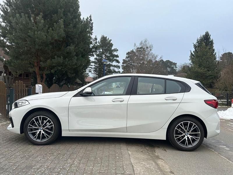 Weiß Gebraucht 2020 BMW 118 Advantage Kleinwagen | 19.100 € (Fairer Preis) - Bild 1/4