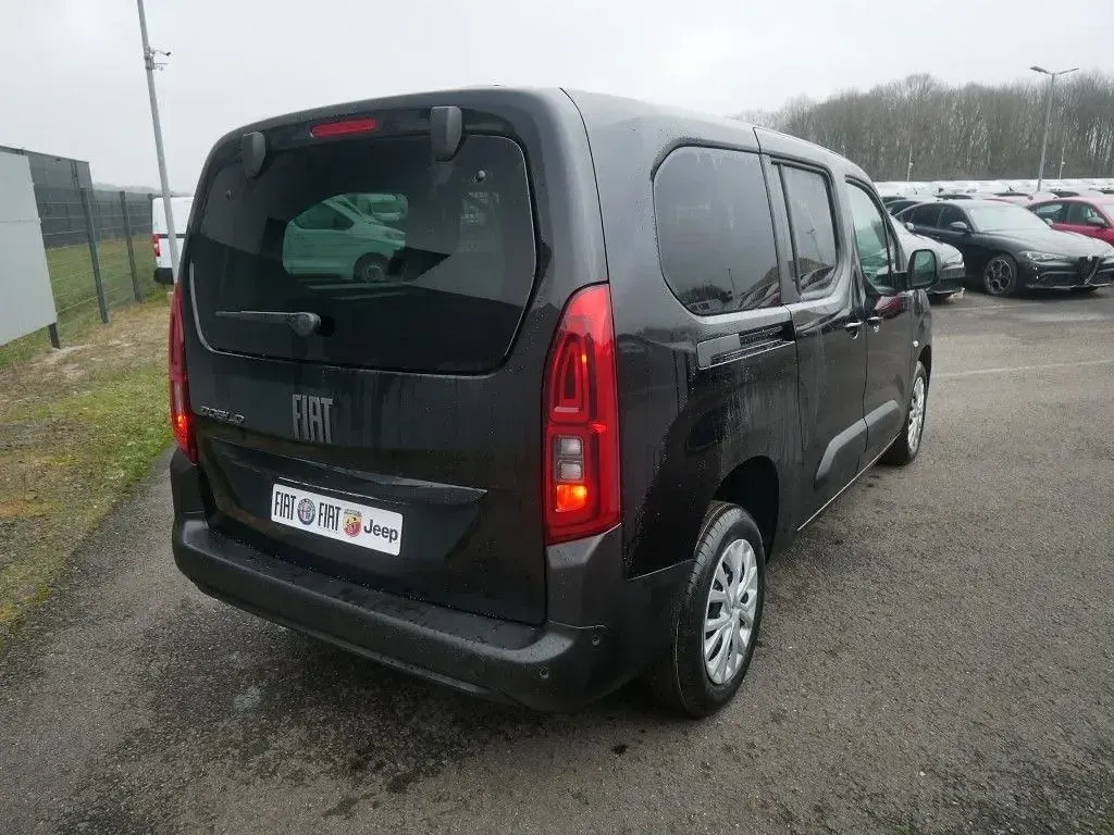 Neu Fiat Doblò 131 PS (96 kW) 2026 Schwarz Van / Kleinbus