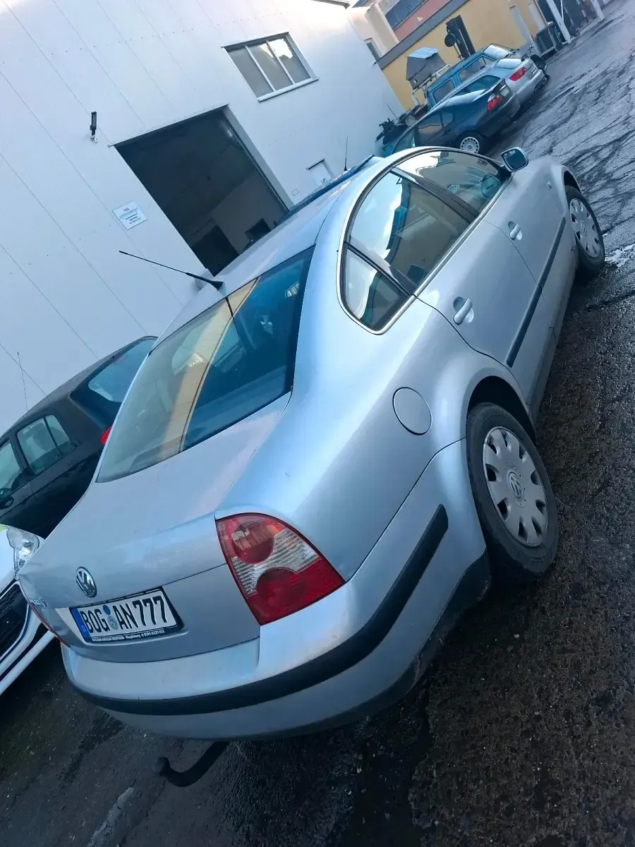 Second-hand VW Passat 102 CP (75 kW) 2000 Argintiu Berlinǎ