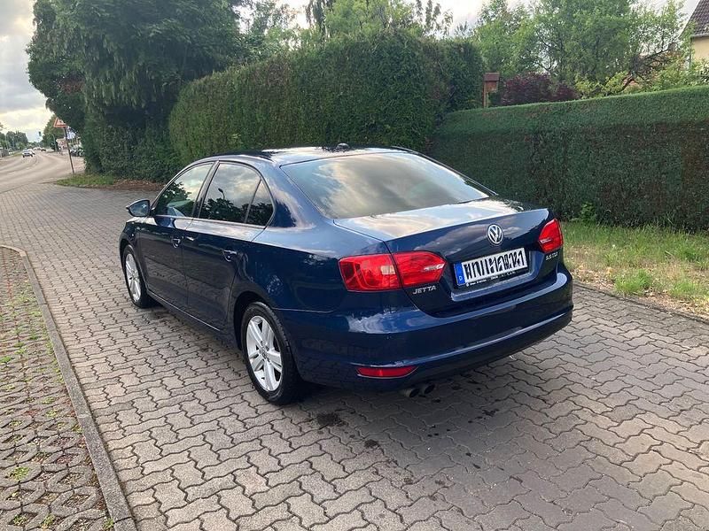 Gebraucht VW Jetta Match 140 PS (102 kW) 2013 Blau Limousine