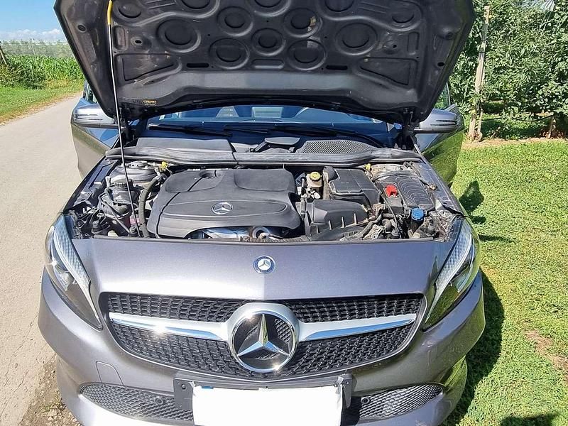 Grau Gebraucht 2017 Mercedes A180 Kleinwagen | 15.500 € (Fairer Preis) - Bild 1/4