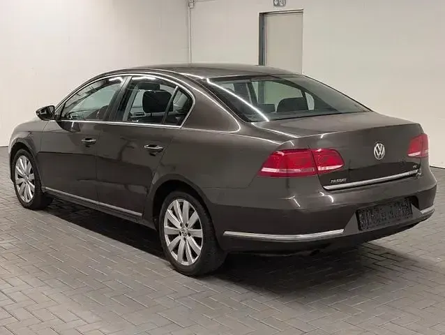 Gebraucht VW Passat Comfortline 122 PS (89 kW) 2012 Oakbraunmet. Limousine