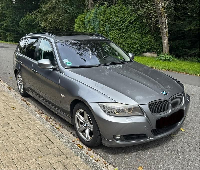 Grau Gebraucht 2012 BMW 320 Kombi | 7.499 € (Guter Preis) - Bild 1/4