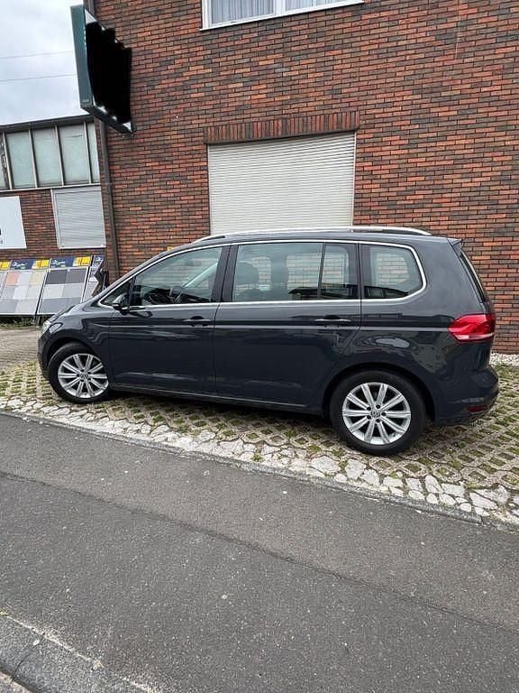 Grau Gebraucht 2019 VW Touran Highline Van / Kleinbus | 17.500 € (Superpreis) - Bild 1/4