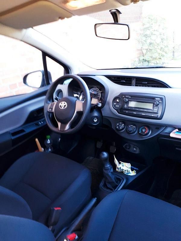 Grau Gebraucht 2014 Toyota Yaris Kleinwagen | 8.100 € (Fairer Preis) - Bild 1/4