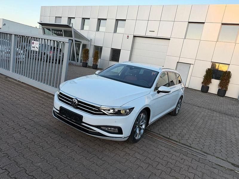 Weiß Gebraucht 2023 VW Passat Elegance Limousine | 26.980 € (Guter Preis) - Bild 1/4