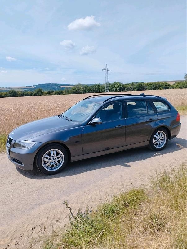 Grau Gebraucht 2007 BMW 320 Advantage Kombi | 5.500 € (Etwas zu teuer) - Bild 1/4