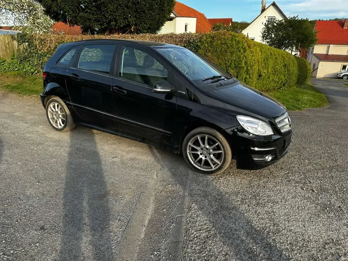 Gebraucht Mercedes B180 116 PS (85 kW) 2011 Schwarz Van / Kleinbus