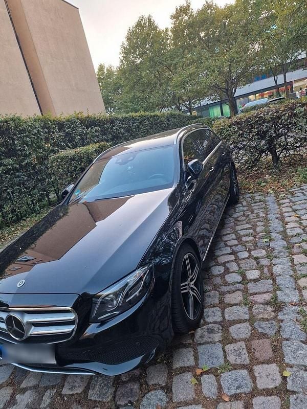 Schwarz Gebraucht 2018 Mercedes E220 Kombi | 18.800 € (Superpreis) - Bild 1/4
