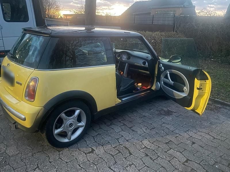 Second-hand Mini Cooper 115 CP (84 kW) 2002 Galben Hatchback