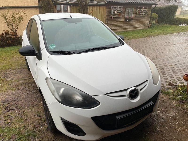 Weiß Gebraucht 2014 Mazda 2 Kleinwagen | 4.900 € (Guter Preis) - Bild 1/4