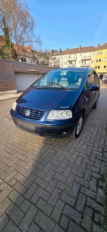 Second-hand VW Sharan 116 CP (85 kW) 2000 Albastru Monovolum