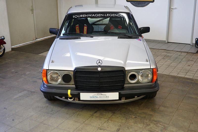 Gebraucht Mercedes E280 209 PS (153 kW) 1980 Silber Coupé