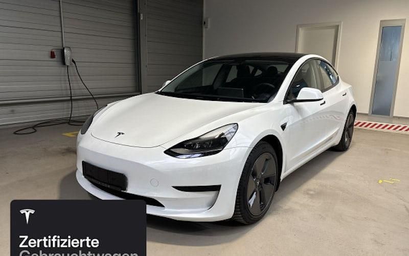Weiß Gebraucht 2021 Tesla Model 3 Standard Range Limousine | 26.200 € (Fairer Preis) - Bild 1/4