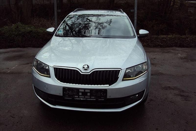 Usado Skoda Octavia Joy 150 HP (110 kW) 2016 Prateado Citadino