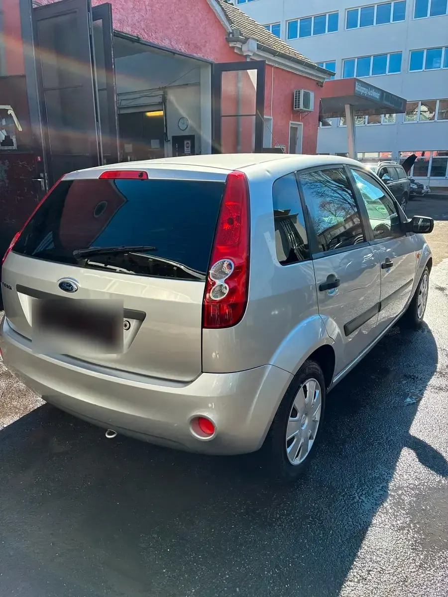 Usata Ford Fiesta 95 CV (69 kW) 2006 Argento Utilitaria
