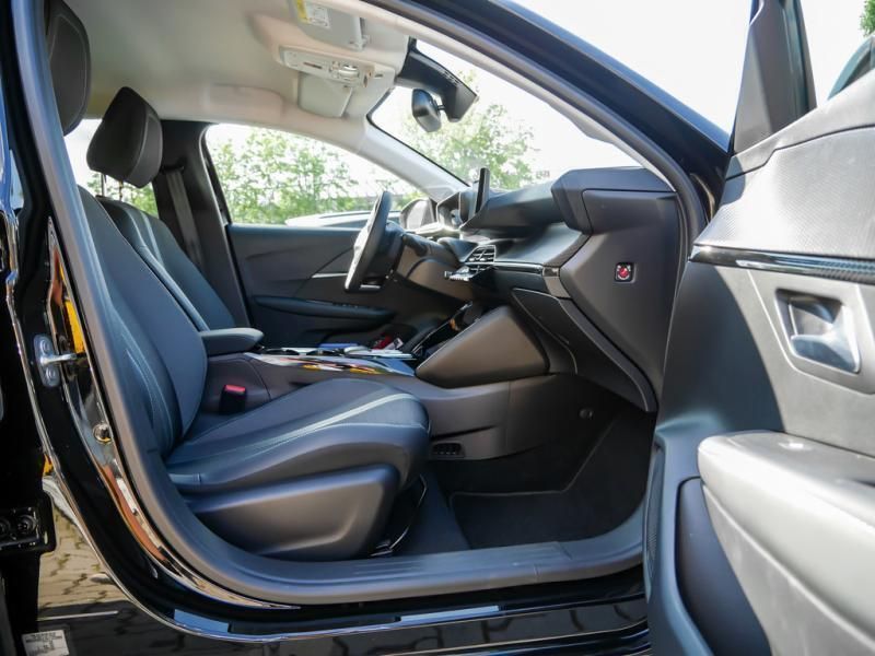 Gebraucht Peugeot e-208 Allure 100 kW (136 PS) 2023 Schwarz Kleinwagen